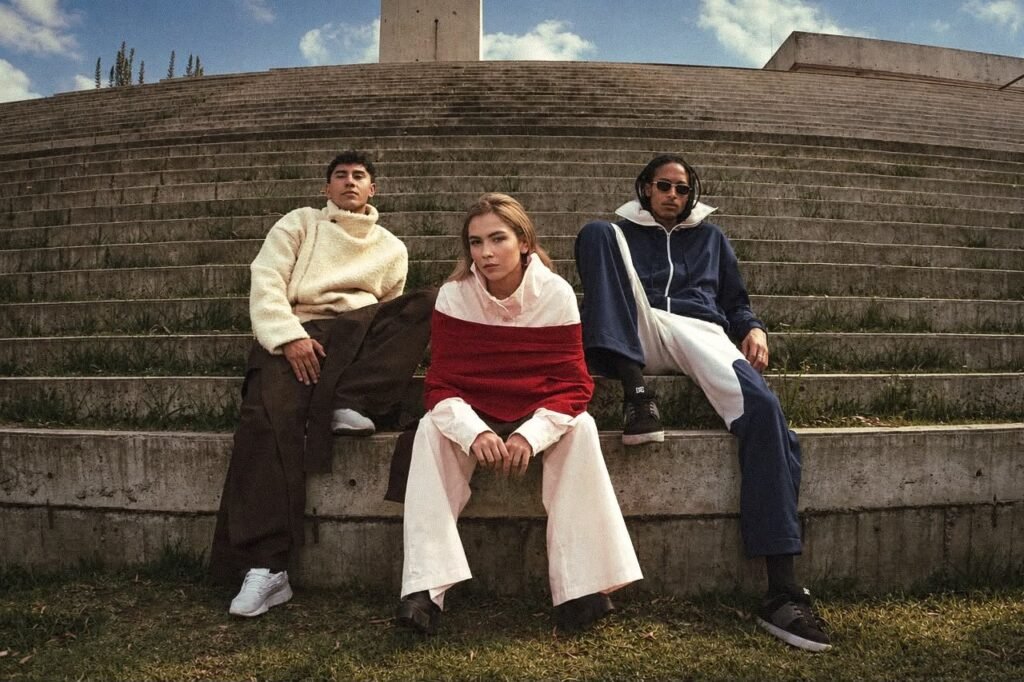 Tres modelos de la colección Interlude sentados en una gradería